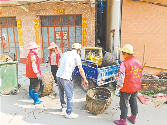 開平龍勝鎮(zhèn)黨員群眾志愿服務(wù)隊(duì)開展“兩清一滅”大行動(dòng)，黨員干部帶著群眾干。