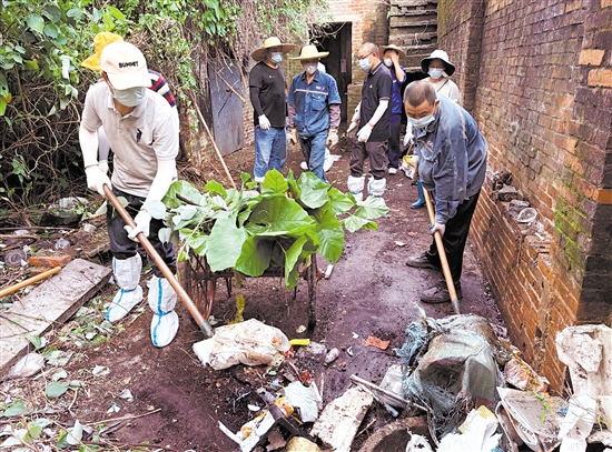 江門市殘聯(lián)系統(tǒng)職工走進(jìn)街巷，開展“兩清一滅”大行動(dòng)。