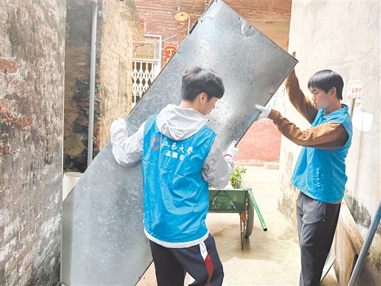 五邑大學(xué)大學(xué)生志愿者下沉社區(qū)參與防蚊滅蚊服務(wù)。