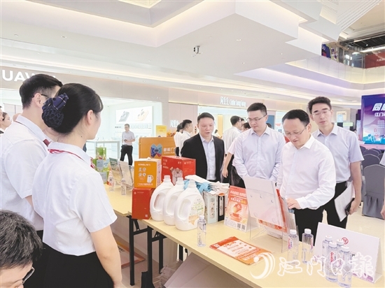 我市金融機(jī)構(gòu)在活動(dòng)現(xiàn)場(chǎng)設(shè)置金融知識(shí)宣傳攤位。