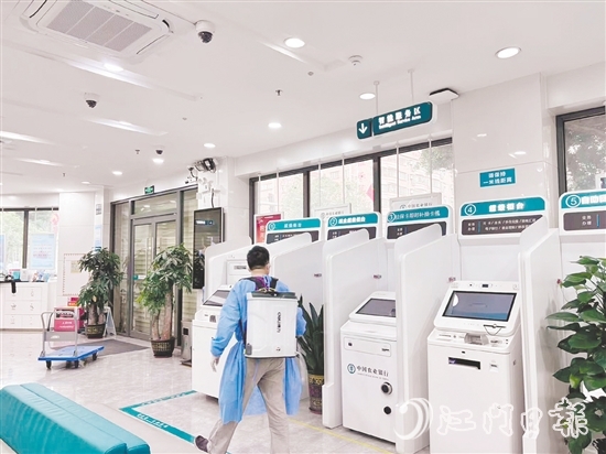 我市金融機(jī)構(gòu)嚴(yán)格落實(shí)對(duì)營業(yè)場所的消殺工作。