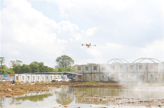 區(qū)住房城鄉(xiāng)建設局聯(lián)合轄區(qū)企業(yè)開展無人機高空全域消殺行動。圖為無人機在潮連街道進行消殺。劉淑君