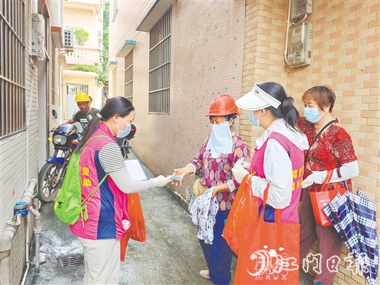 巾幗志愿者宣傳防蚊知識，發(fā)放滅蚊用品。