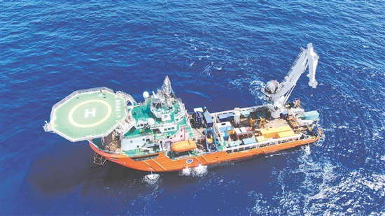 江企建造的“海洋地質(zhì)二號”科考船在南海北部進(jìn)行“源火”采集。