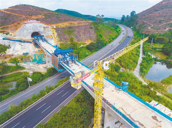 本次合龍的跨G94高速公路大橋總長314.5米，采用鋼管柱支架法現(xiàn)澆施工，實(shí)現(xiàn)了安全高效施工與保障公路暢通的雙重目標(biāo)。