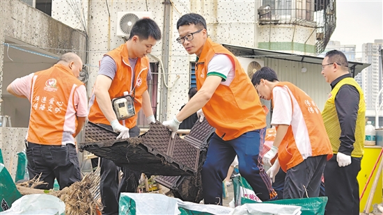 市工商聯(lián)組織商協(xié)會(huì)、企業(yè)志愿服務(wù)隊(duì)到社區(qū)協(xié)助清理垃圾。