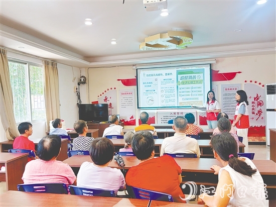 那吉鎮(zhèn)那西村新時(shí)代文明實(shí)踐站開(kāi)設(shè)“銀發(fā)專(zhuān)場(chǎng)”，采用大字號(hào)圖文和慢語(yǔ)速講解防疫知識(shí)。