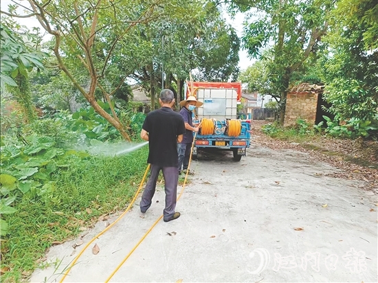 君堂鎮(zhèn)扎實做好滅蚊消殺工作。