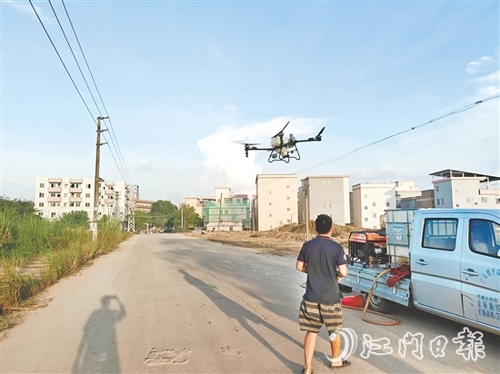 良西鎮(zhèn)使用無人機(jī)開展滅蚊消殺行動。