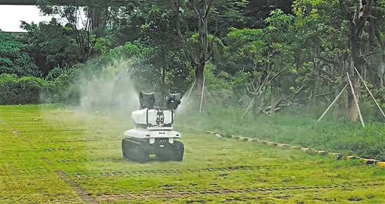 江門產研院聯(lián)合相關機構研發(fā)的履帶式室外智能噴灑滅蚊自動化設備已投入使用。