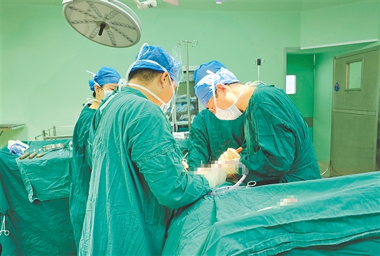 醫(yī)生為患者進(jìn)行手術(shù)。
