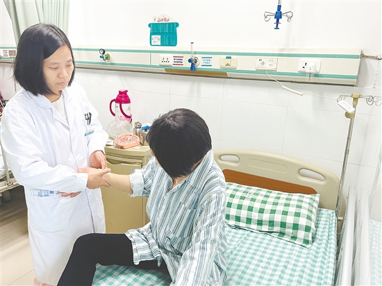 醫(yī)生詢問(wèn)患者情況。