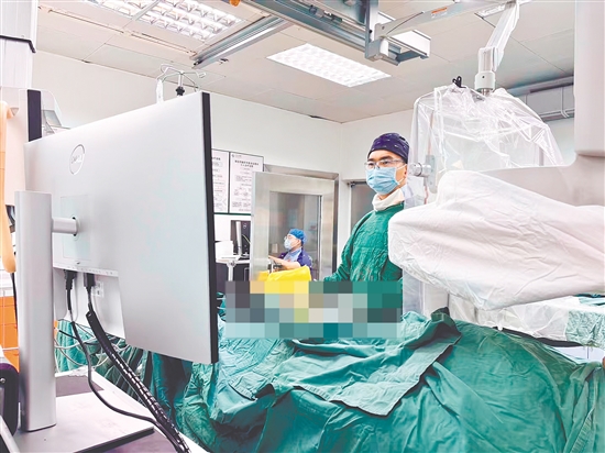 醫(yī)生對(duì)患者進(jìn)行手術(shù)。