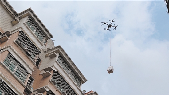 應(yīng)急救援無(wú)人機(jī)將樓頂打包好的垃圾安全吊運(yùn)至地面，極大提升了清運(yùn)效率。