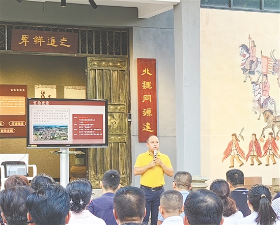 溫啟勝在霄南村講民族團結(jié)黨課。