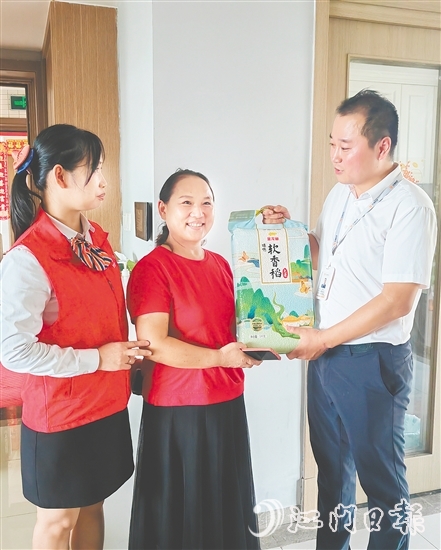 居民獲獎(jiǎng)一包大米，十分開心。