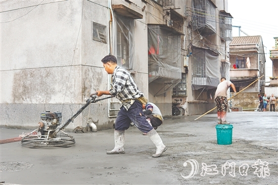 公益圩平湖路老舊小區(qū)進(jìn)行硬底化處理及下水道改造。