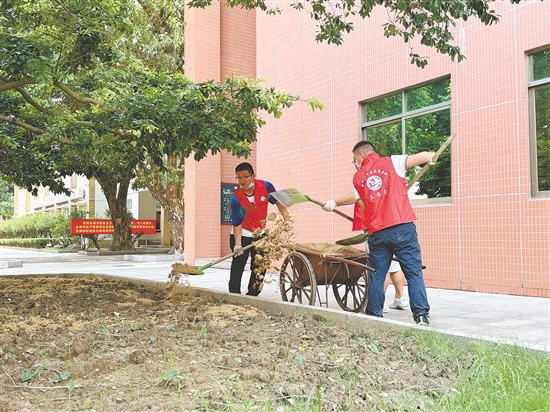 新會(huì)區(qū)教育系統(tǒng)積極開展“兩清一滅”愛國(guó)衛(wèi)生行動(dòng)，整治校園環(huán)境。