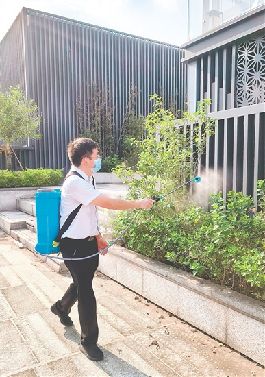 健威廣場工作人員對商場周邊環(huán)境進行消殺，減少蚊蟲孳生。