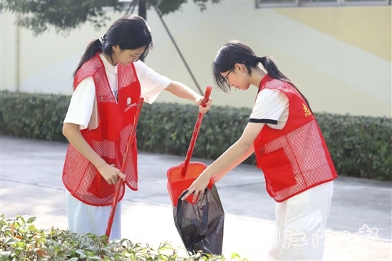 學(xué)生們積極參與校園清潔行動(dòng)。