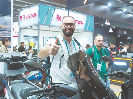 外國(guó)客商點(diǎn)贊“蓬江制造”摩托車。張澤彬