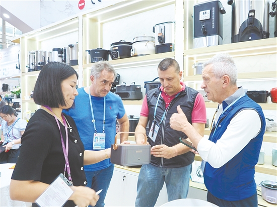江門市南光電器實(shí)業(yè)有限公司展位上，來自澳大利亞的客商一眼就相中了便攜式加熱便當(dāng)盒。張澤彬