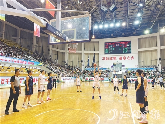 廣東女籃（白色球衣）與北京女籃展開對(duì)決，為球迷獻(xiàn)上一場(chǎng)體育盛宴。