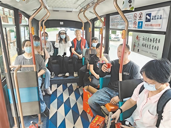 公交車化身“流動(dòng)驛站”，成為防疫一線人員的后勤服務(wù)陣地。