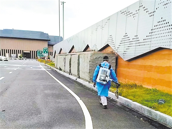 開陽高速志愿者在服務(wù)區(qū)開展防蚊消殺工作。