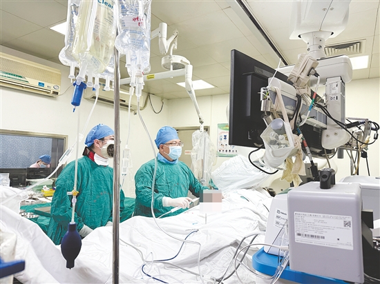 江門市中心醫(yī)院醫(yī)療團隊對患者施行射頻消融手術。