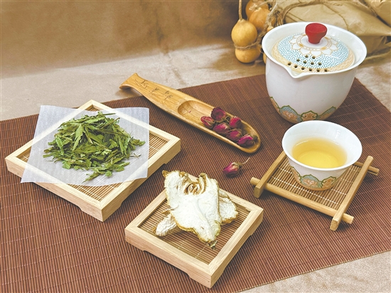 江門(mén)市五邑中醫(yī)院推出了多款養(yǎng)生茶飲。