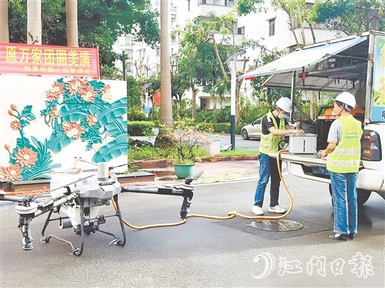 開(kāi)平市新大農(nóng)機(jī)有限公司的專(zhuān)業(yè)團(tuán)隊(duì)利用無(wú)人機(jī)開(kāi)展消殺作業(yè)。