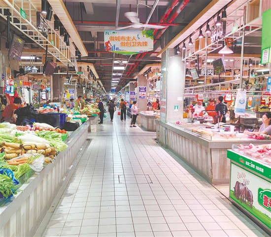 蓬江市場(chǎng)內(nèi)光線明亮，通道寬敞，無(wú)論是蔬菜區(qū)還是水產(chǎn)區(qū)，地面都干凈整潔。