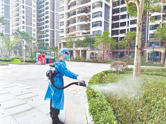 開(kāi)平邊檢站積極助力我市防蚊滅蚊，對(duì)灌木叢根部、排水溝等隱蔽點(diǎn)位噴灑藥劑。