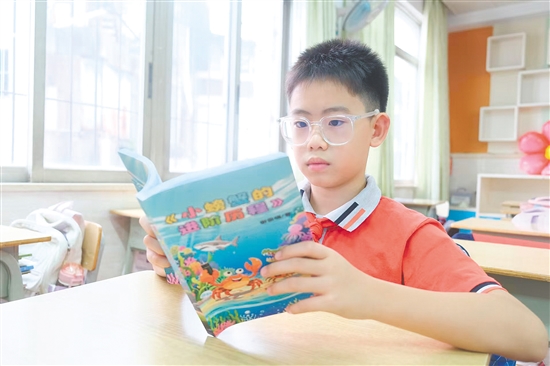 謝俊楠在閱讀自己的作品。