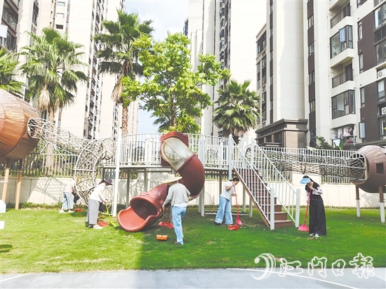 大家一起動(dòng)手清潔環(huán)境，消除蚊蟲孳生隱患，創(chuàng)建干凈整潔人居環(huán)境。