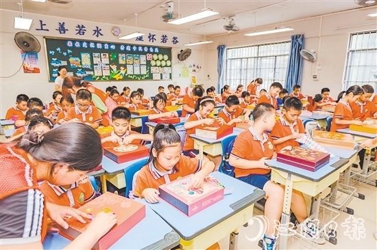 學(xué)生充分發(fā)揮創(chuàng)意，將廢舊月餅盒變廢為寶，制作成時(shí)鐘表盤(pán)、冰箱貼等。