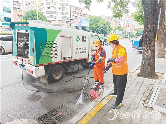 新會(huì)城管部門(mén)通過(guò)“清洗+清淤+沖洗+消殺”組合拳，消除隱匿在地下的蚊蟲(chóng)孳生地。