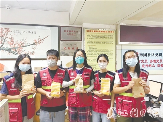 會(huì)城街道南園社區(qū)工作人員領(lǐng)取“愛心早餐”。