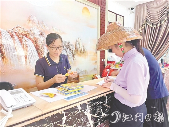 酒店前臺發(fā)放滅蚊片、蚊香等物資，普及防蚊知識。