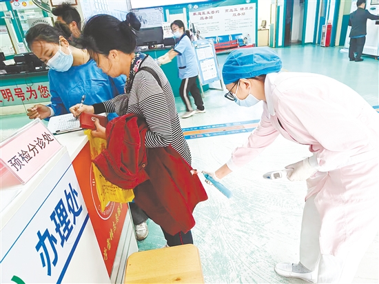 醫(yī)護人員為群眾做好驅蚊準備。