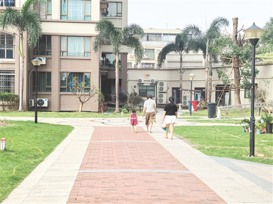 南湖灣小區(qū)打造“無蚊”環(huán)境，居民安心在小區(qū)內(nèi)散步。