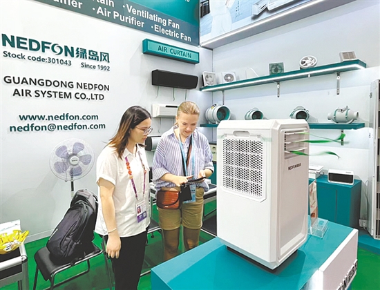 臺(tái)山參展企業(yè)的創(chuàng)新產(chǎn)品受到眾多外國(guó)客商的青睞，使企業(yè)在激烈的市場(chǎng)競(jìng)爭(zhēng)中脫穎而出。