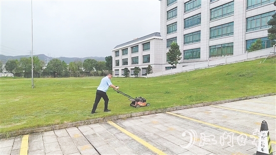 小崧股份的防蚊滅蚊行動(dòng)早已融入日常生產(chǎn)。圖為員工正在清理草叢。