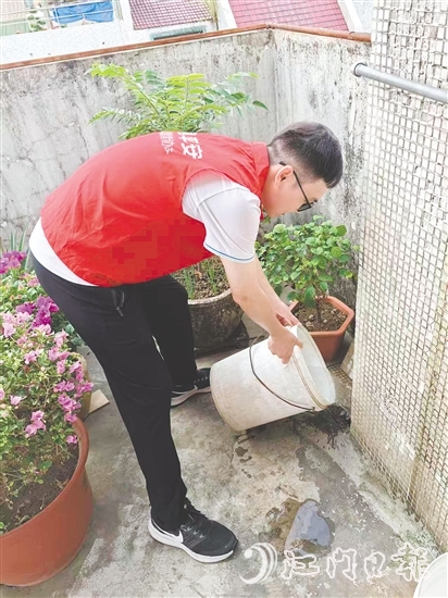 江門平安產(chǎn)險志愿者入戶幫助居民清理積水。