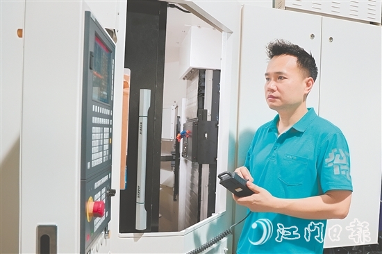 趙飛麒在細(xì)心檢查控制系統(tǒng)。