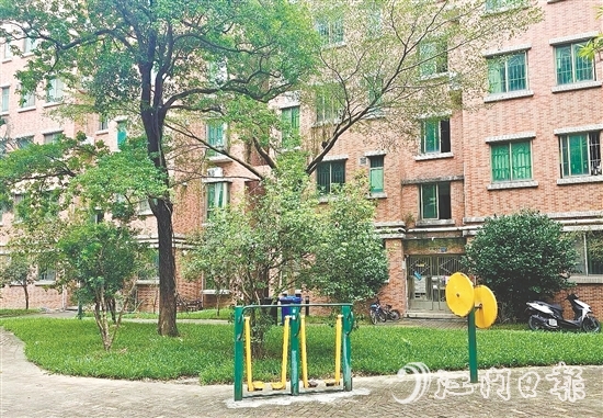 鶴山持續(xù)深入開展愛國衛(wèi)生運(yùn)動。圖為沙坪街道和平社區(qū)開展環(huán)境整治后，居民生活環(huán)境更干凈、整潔。