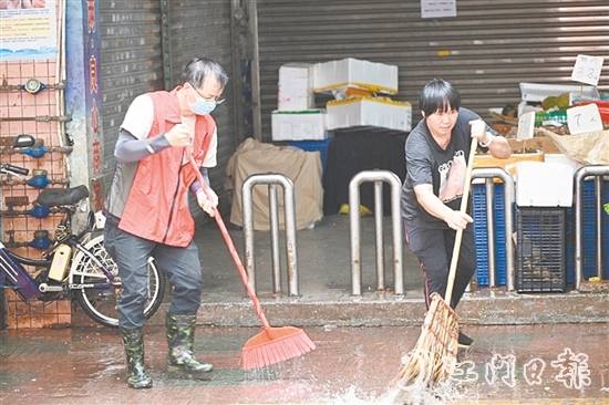 市民與志愿者一同清掃街道。