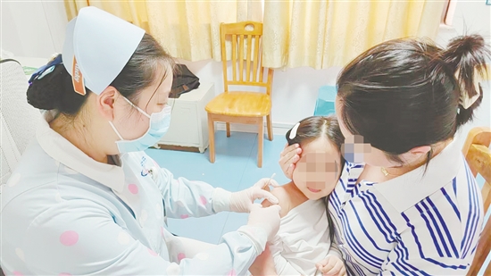 醫(yī)護(hù)人員為孩子接種流感疫苗。