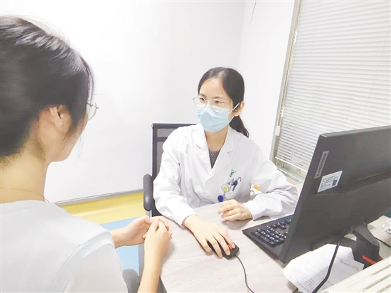 醫(yī)生為來訪者提供睡眠建議。